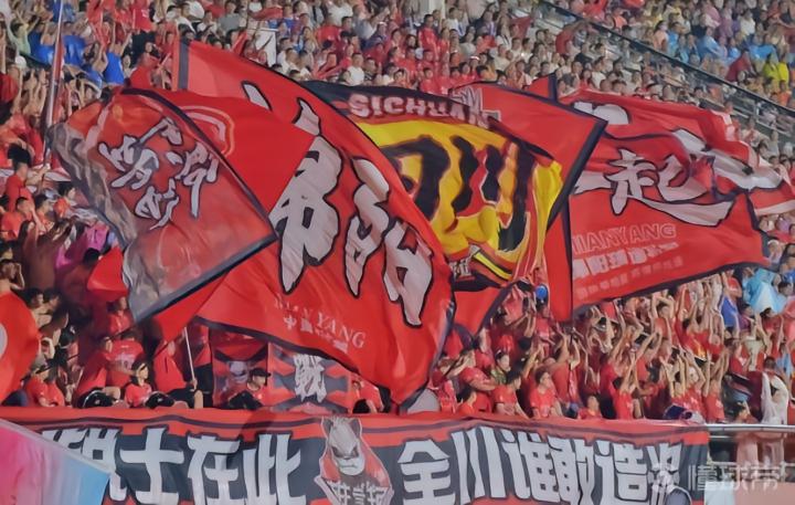 首届川超以一场“20vs1”压轴大戏收官,成都队荣耀加冕