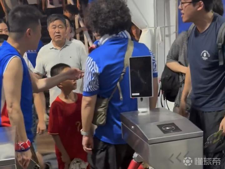 徐汇警方通报:三名男子因辱骂儿童父亲被拘留