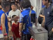 徐汇警方通报:三名男子因辱骂儿童父亲被拘留